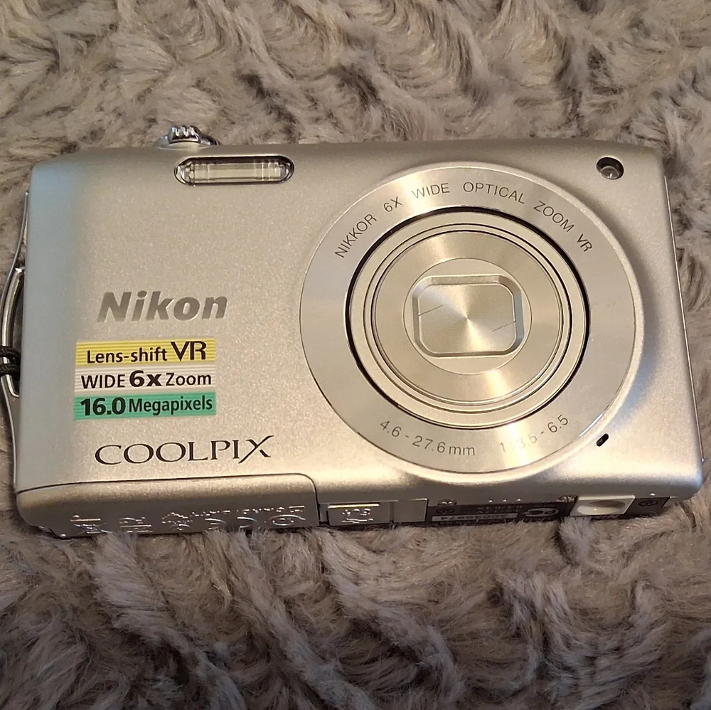 Nikon Coolpix S3300 Digital Camera Silver Works Good New Battery and Charger